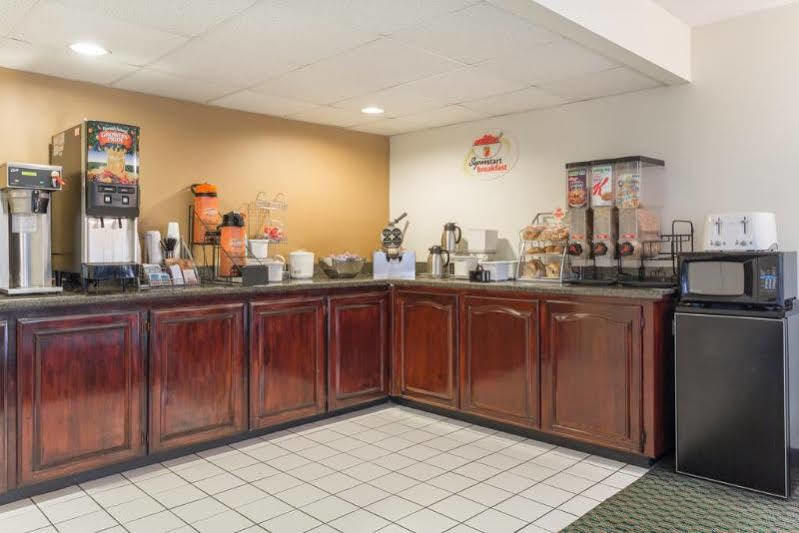 Super 8 By Wyndham Orangeburg Hotel Екстериор снимка